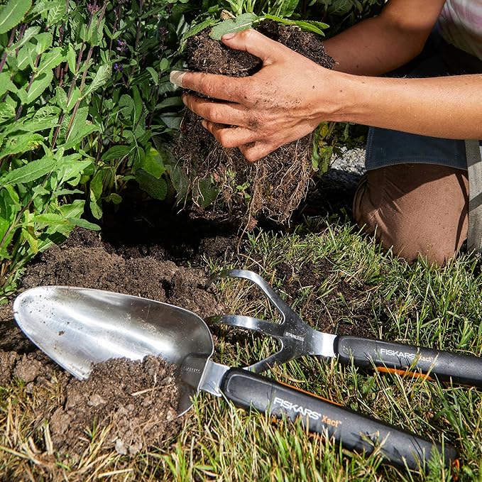 Fiskars Xact Hand Cultivator, Stainless Steel Weeder with SoftGrip Handle, Durable Garden Tool for Loosening and Aerating Soil, Ideal for Flower Beds and Garden Beds