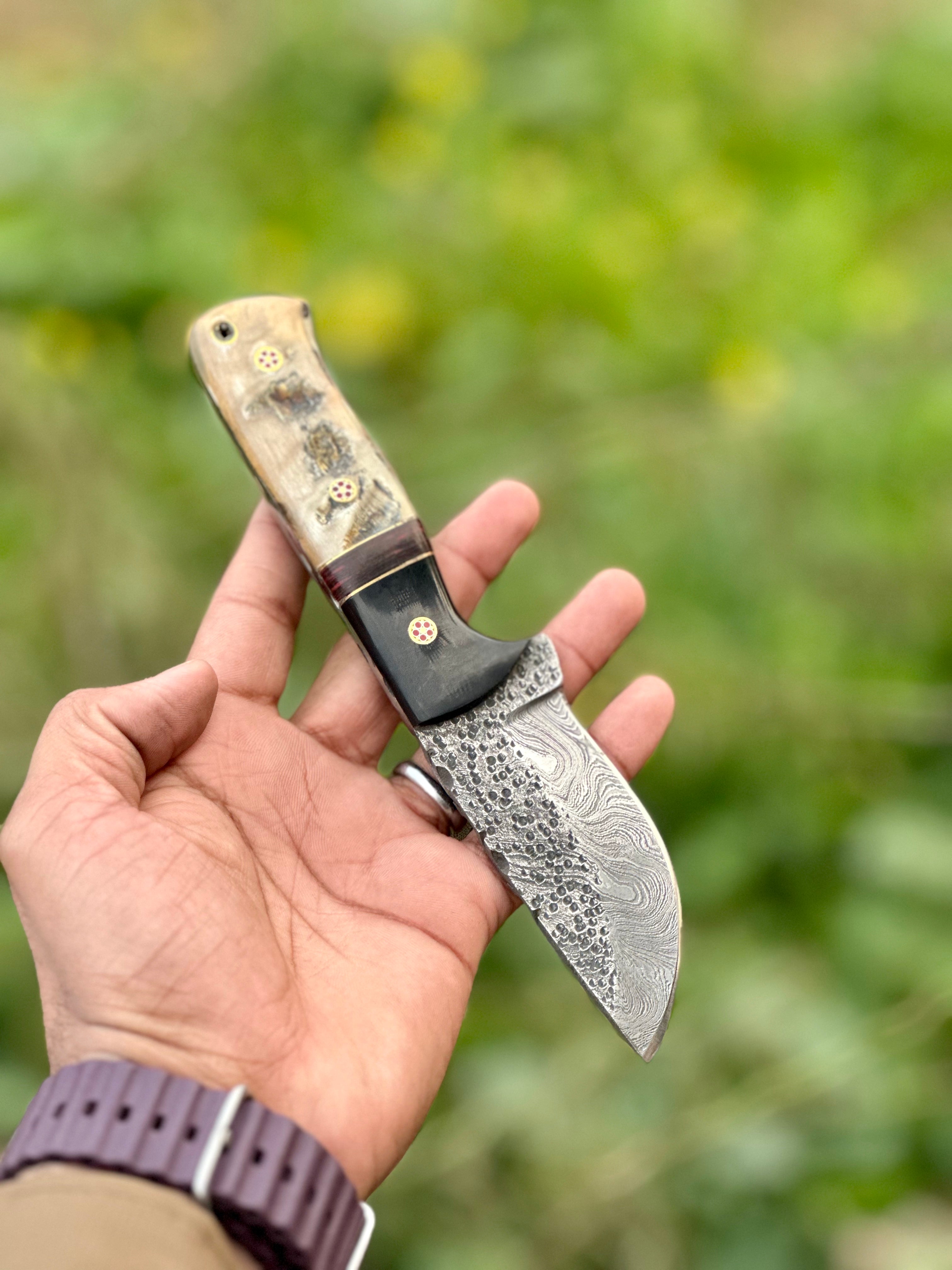 Hunting Knives for Sale – 9" Damascus Steel Blade with Sheep Horn/Resin Handle & Leather Sheath